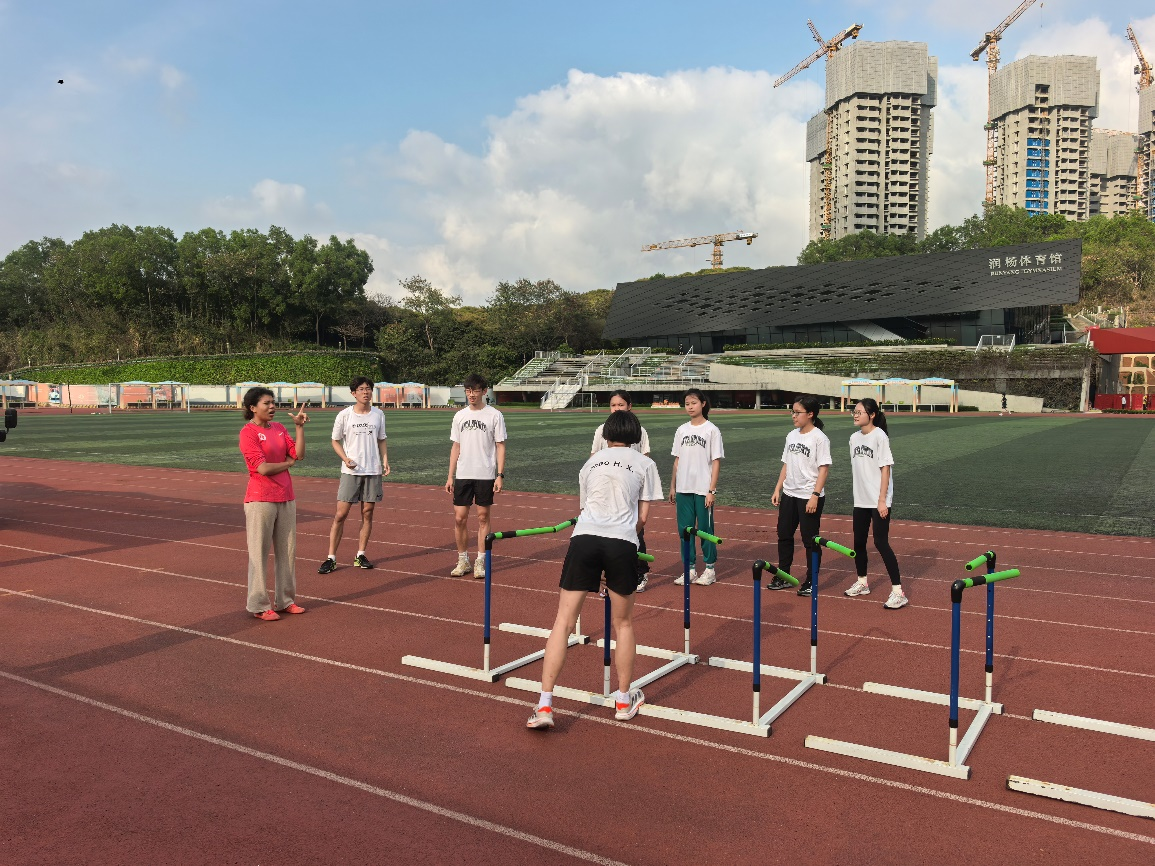 全国田径锦标赛冠军洪嘉宝来我校田径队指导交流